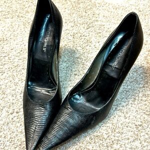 Black bcbg pumps